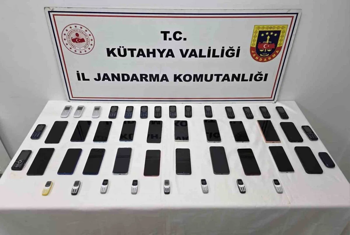Kütahya'nın Simav ilçesinde düzenlenen operasyonlarda 45 kaçak telefon yakalandı