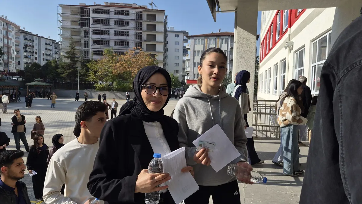 Malatya'da anne ve kızı KPSS heyecanını aynı okulda paylaştı
