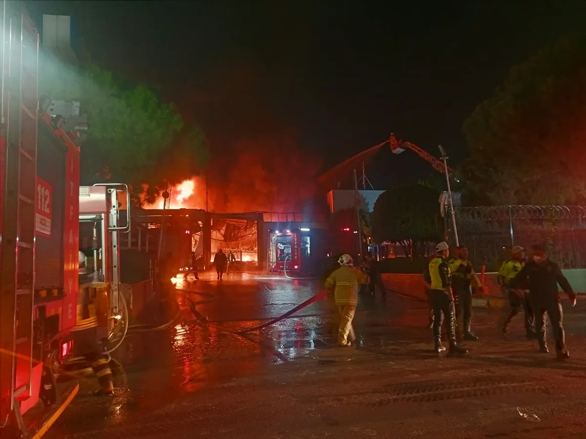 Manisa Organize Sanayi Bölgesi'ndeki bir akü fabrikasında yangın çıktı