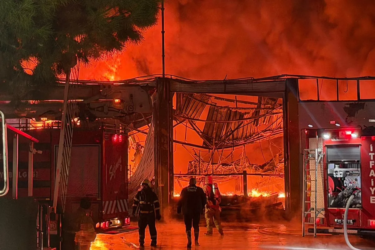 Manisa Organize Sanayi Bölgesi'ndeki bir akü fabrikasında yangın çıktı