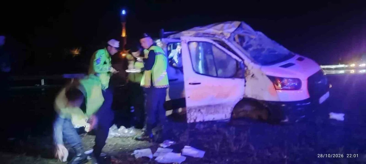 Manisa Sarıgöl'de yağışlı havada takla atan otomobilde 4 kişi yaralandı