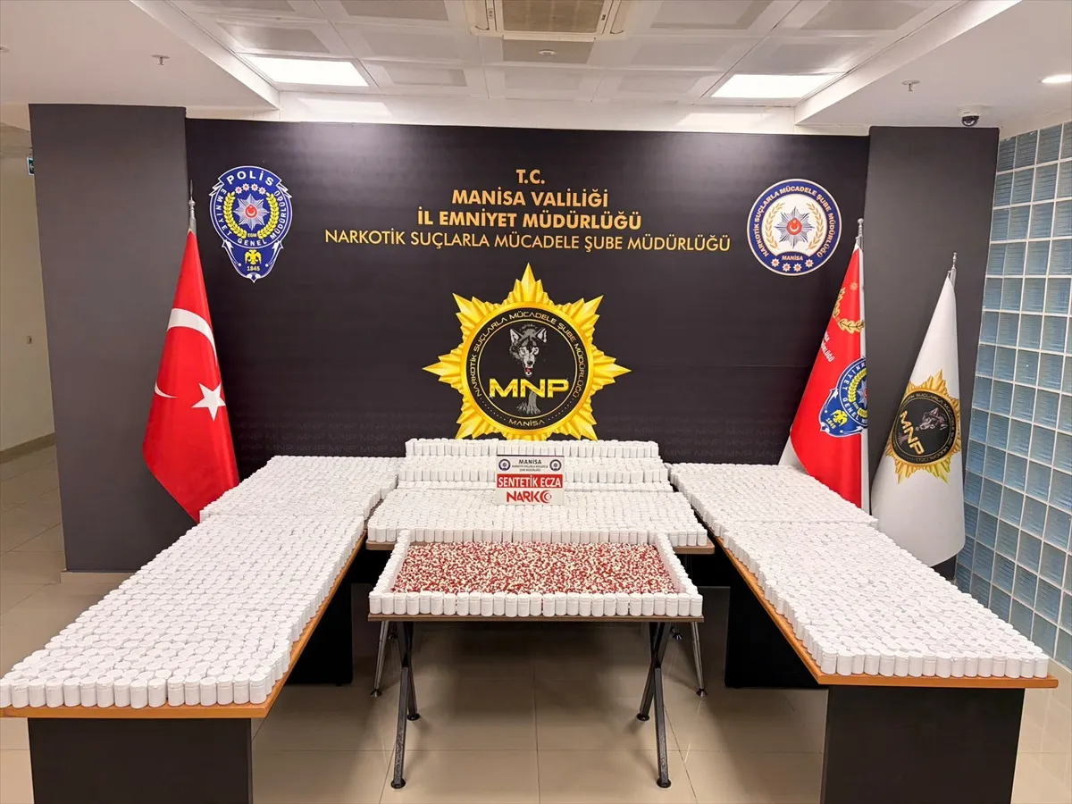 Manisa'da durdurulan otomobilde 225 bin 960 adet sentetik hap ele geçirildi