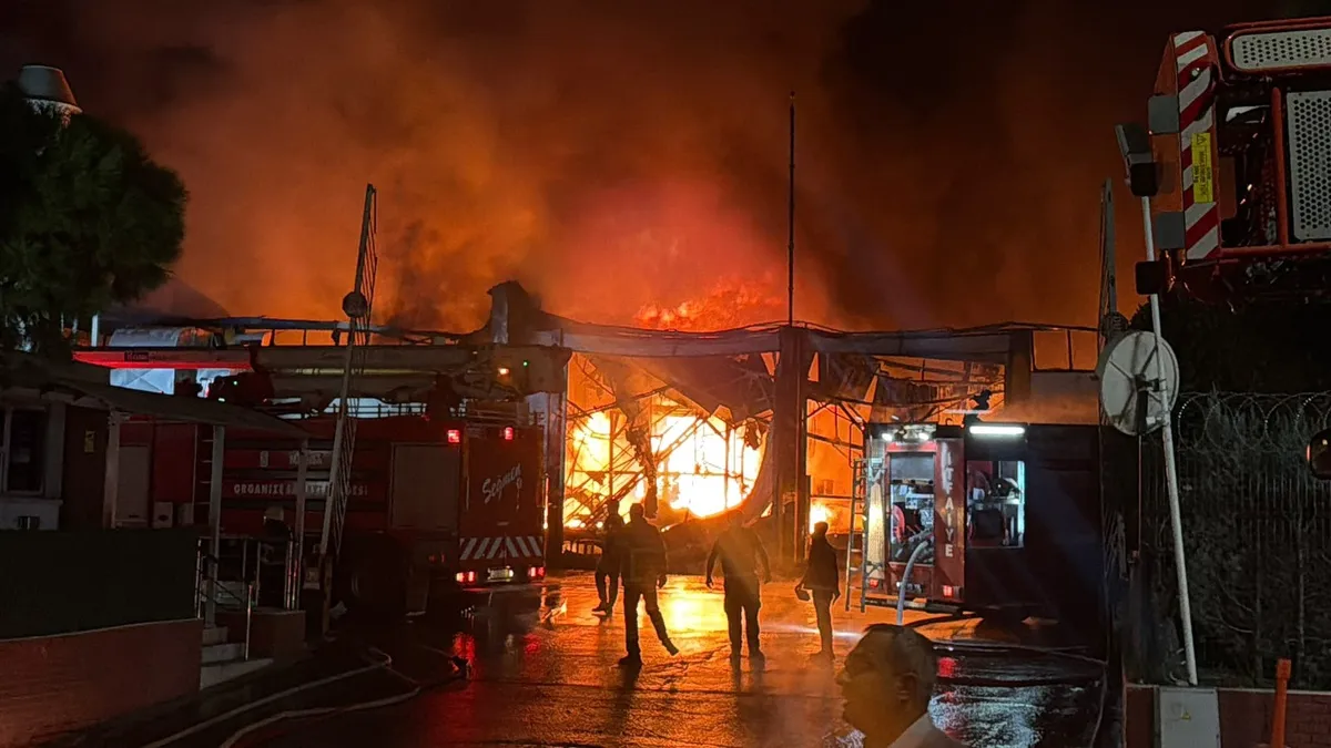 Manisa'da İnci Akü fabrikasında çıkan yangın ekiplerce söndürüldü