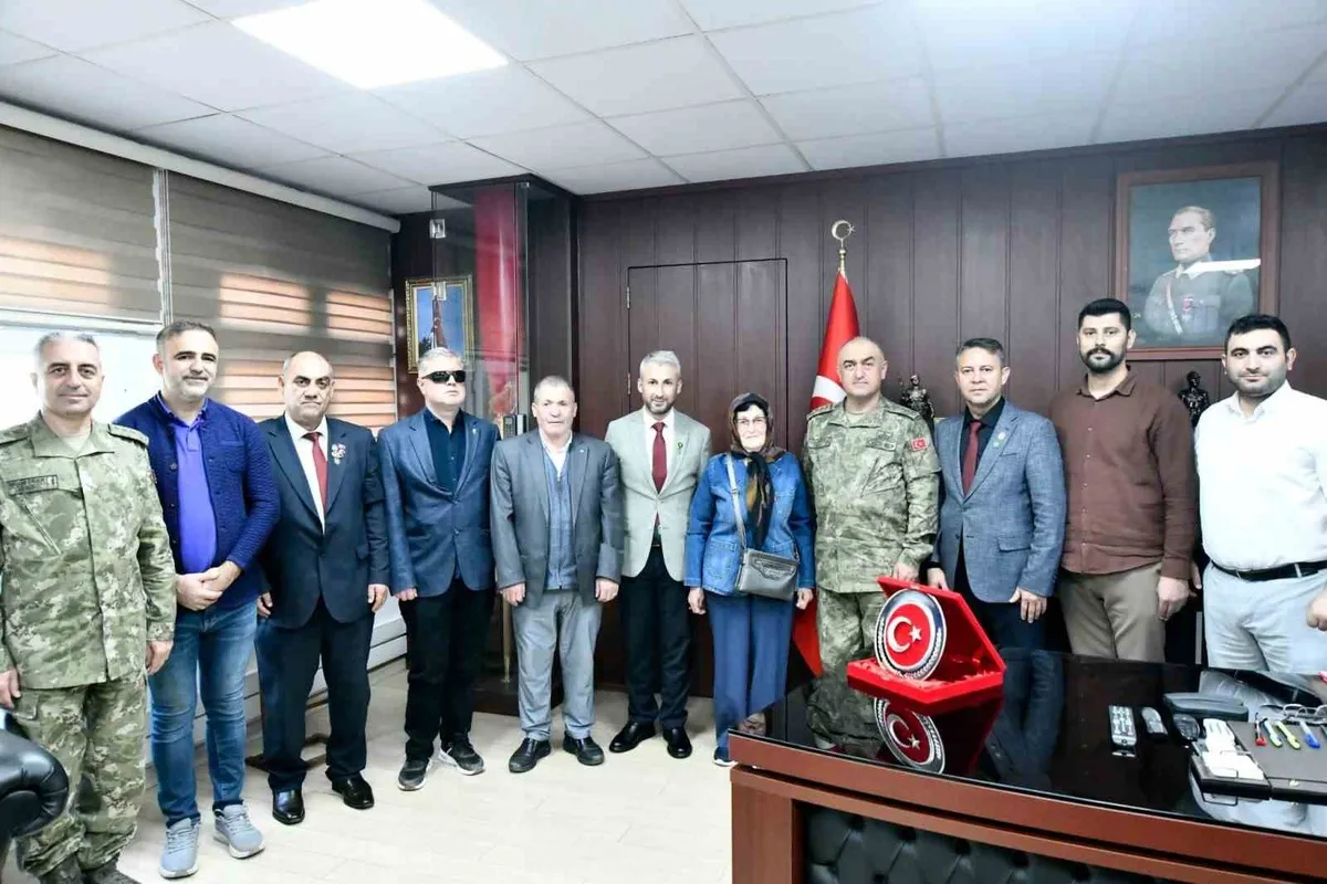 Manisa'da şehit aileleri ve gazilerden Albay Altınok'a hayırlı olsun ziyareti