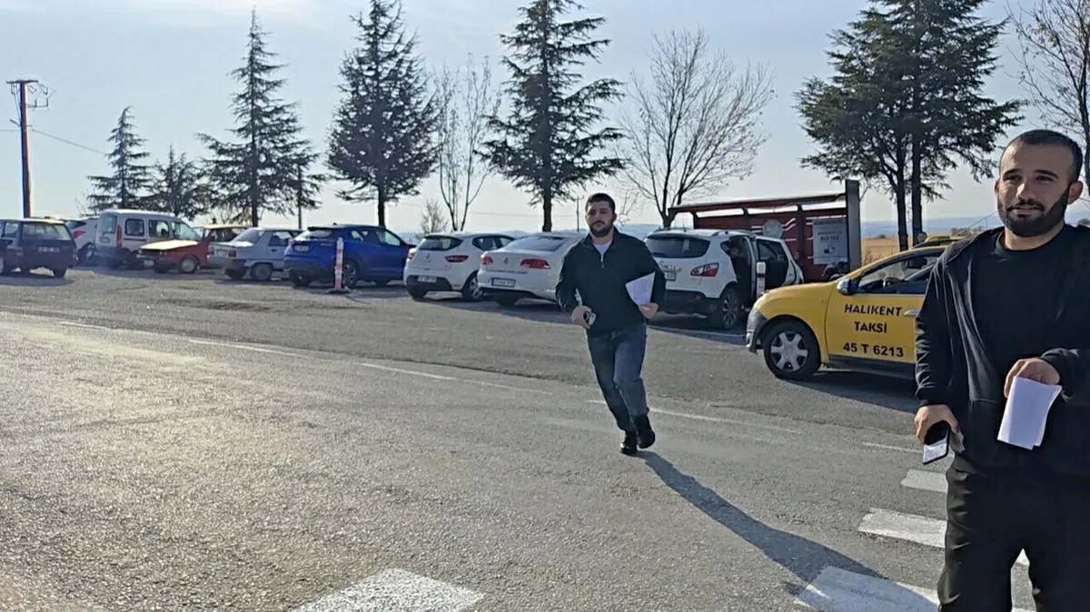 Manisa'nın Demirci ilçesinde jandarma KPSS adaylarını sınava son anda yetiştirdi