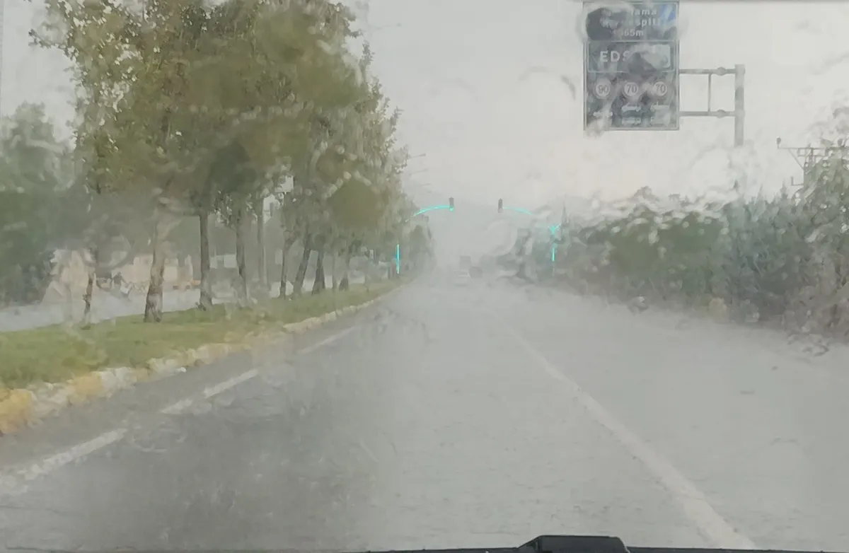Mardin Artuklu'da sağanak yağış sonrası ev ve iş yerlerini su bastı