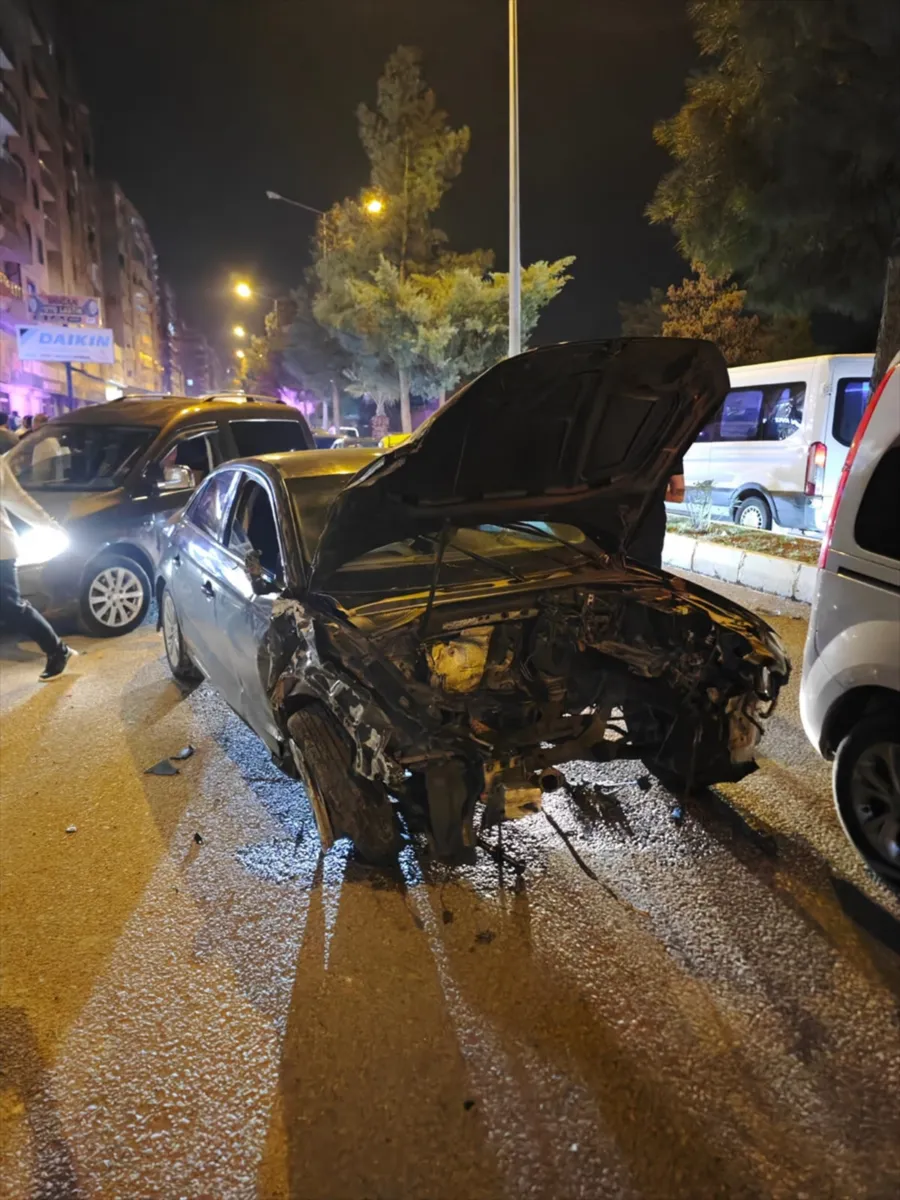 Mardin Kızıltepe'de meydana gelen zincirleme trafik kazasında 3 kişi yaralandı