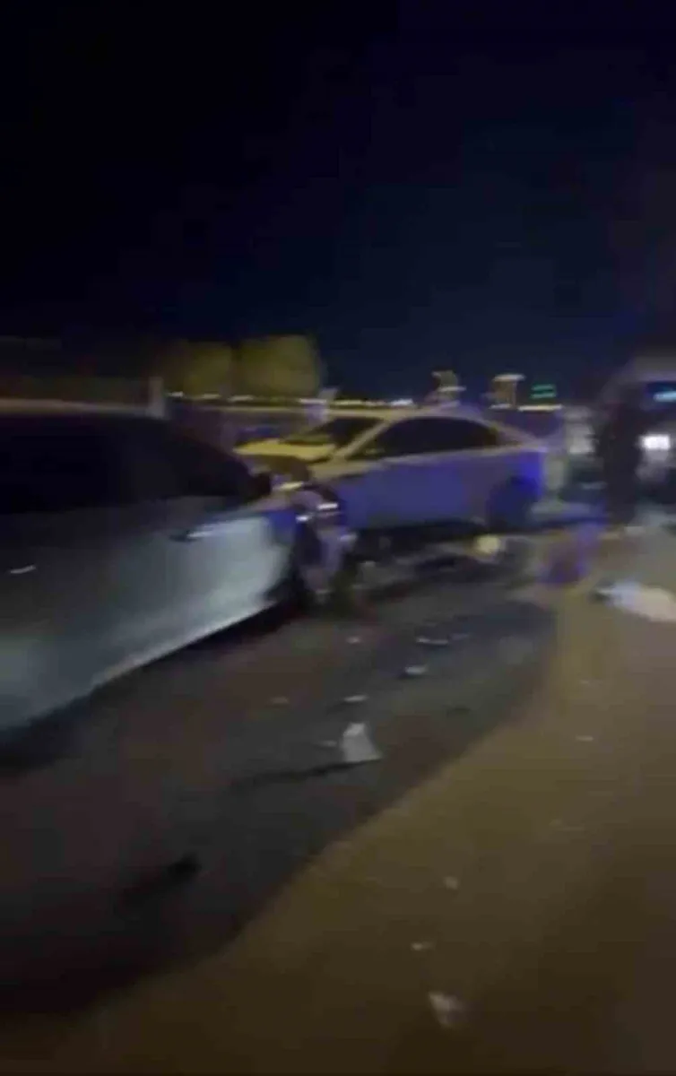 Mardin'in Nusaybin ilçesinde üç aracın karıştığı trafik kazası: 4 yaralı