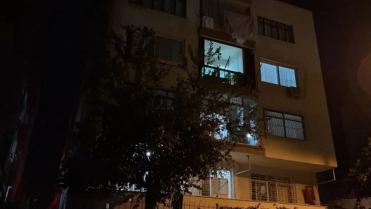 Mersin Yenişehir'de zemini çöken 3 katlı bina tedbir amacıyla tahliye edildi