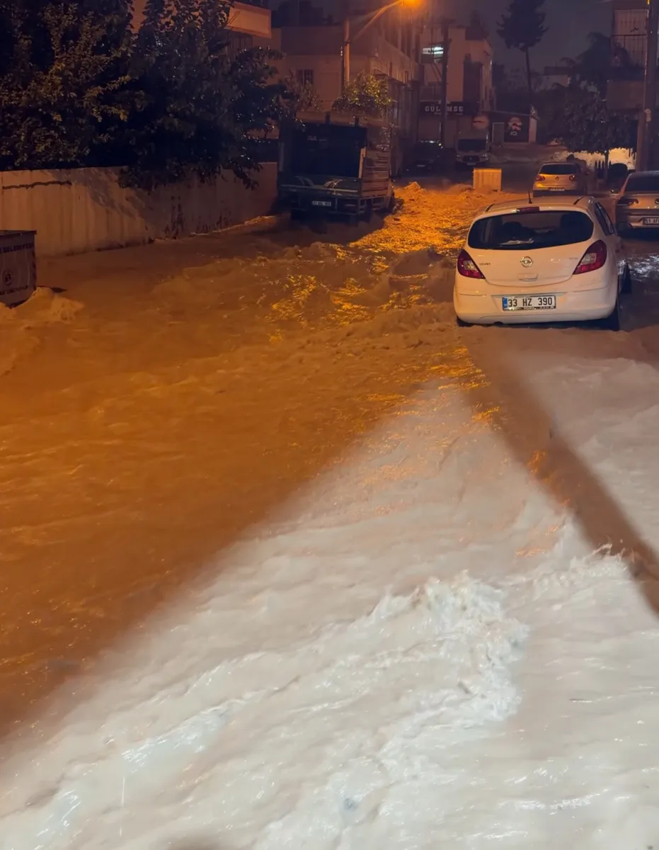 Mersin'de sağanak yağış hayatı olumsuz etkiledi: Ev ve iş yerlerini su bastı