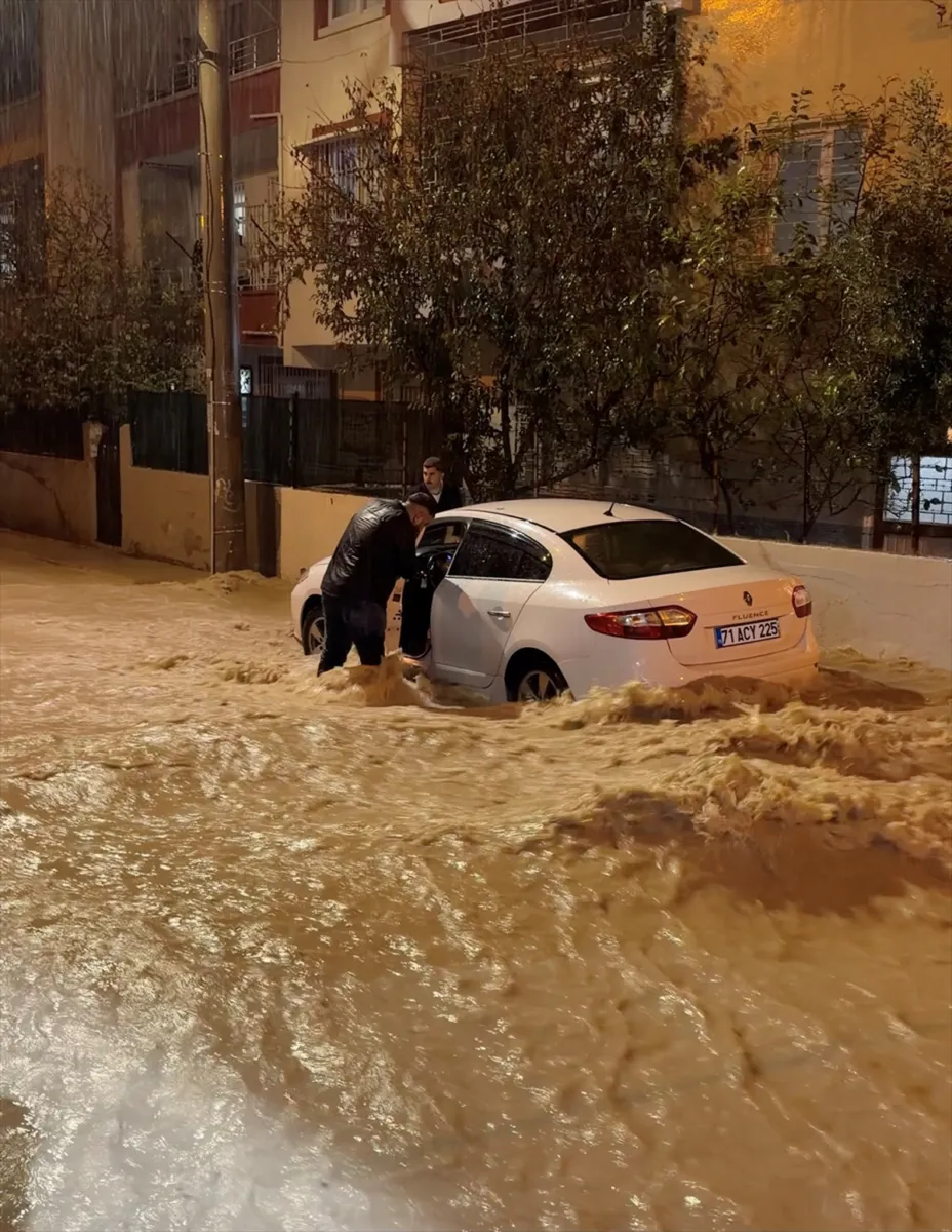 Mersin'in Akdeniz ilçesinde sağanak yağış ev ve iş yerlerini su altında bıraktı