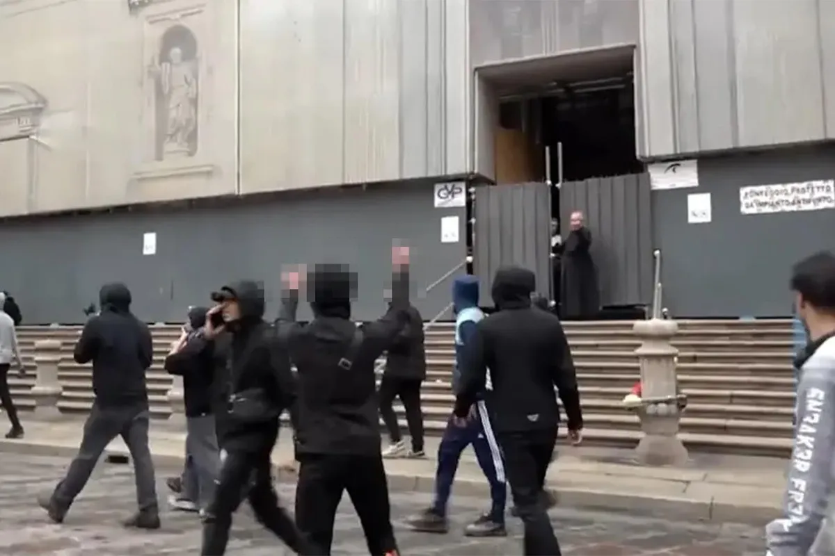 Milano'daki sokak gösterilerinde rahibin eylemcilere verdiği tepki gündem oldu