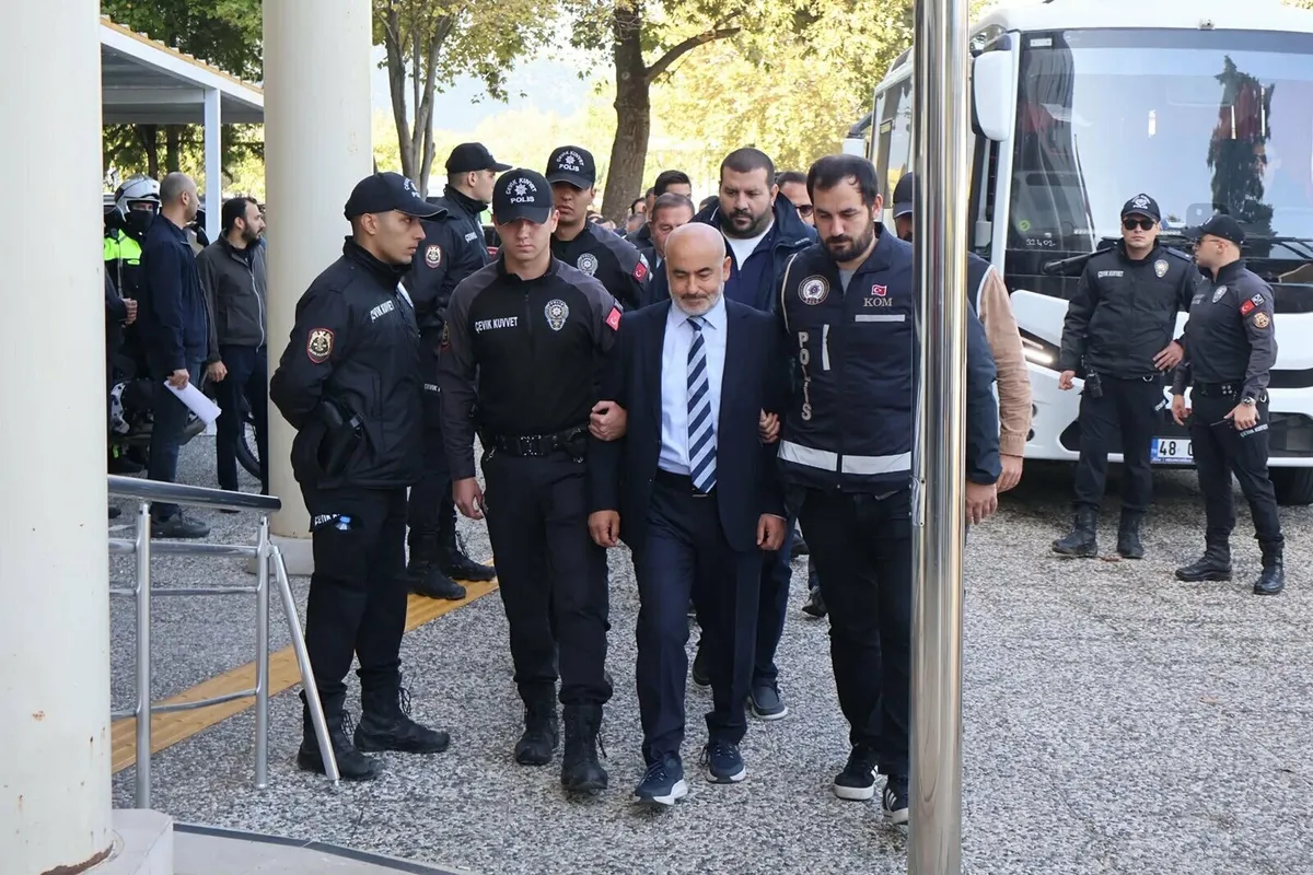 Milas Belediye Başkanı Fevzi Topuz ve oğlu dahil 18 kişiye tutuklama kararı