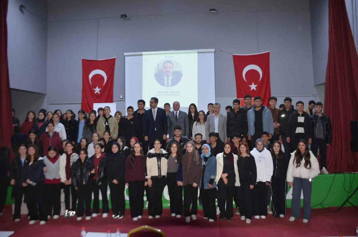 MSB Daire Başkanı Hakan Yaşar, Muş'un Bulanık ilçesindeki öğrencilerle buluştu