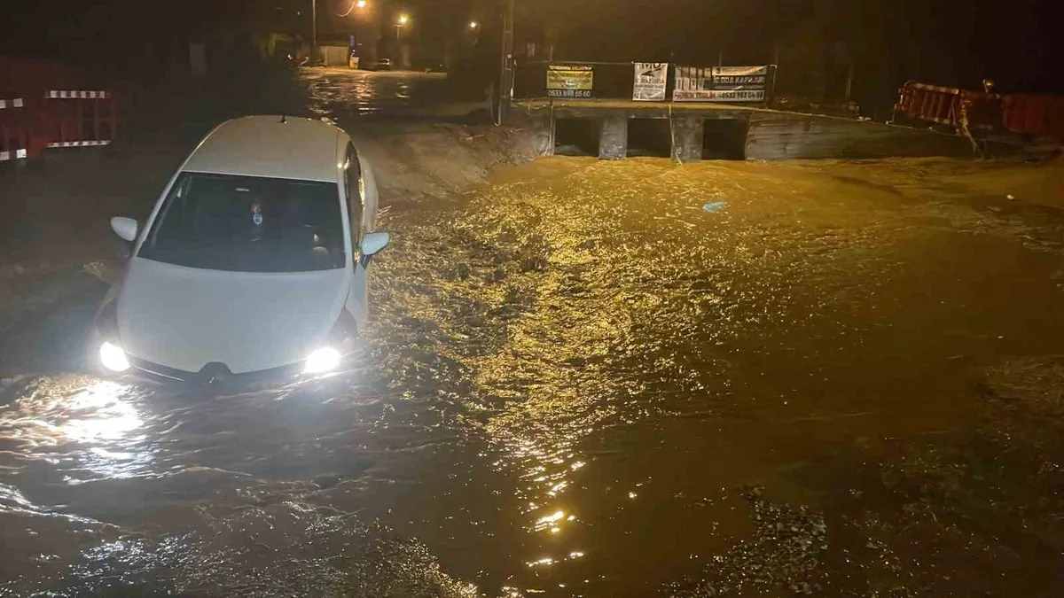 Muğla Menteşe'de aşırı yağış nedeniyle yolda çökme meydana geldi