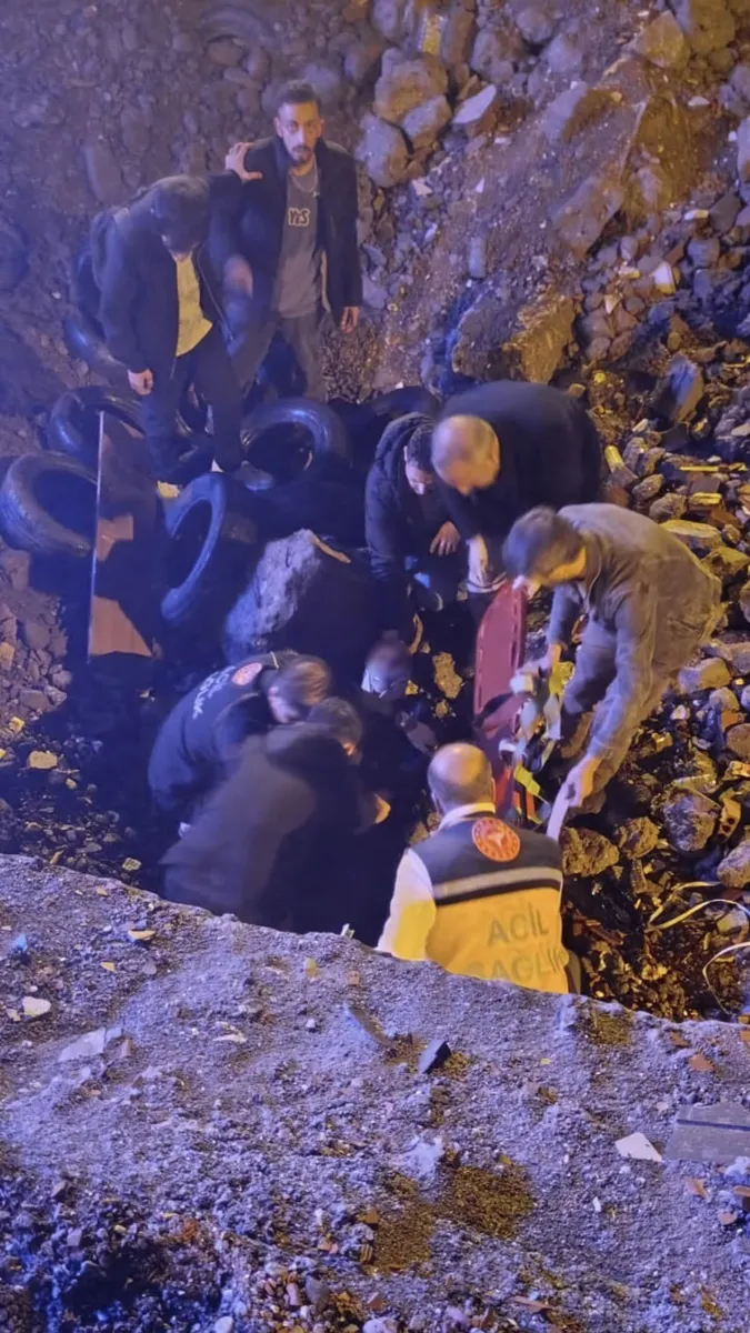 Muş Cumhuriyet Caddesi'nde açık kazı alanına düşen yaşlı adam yaralandı