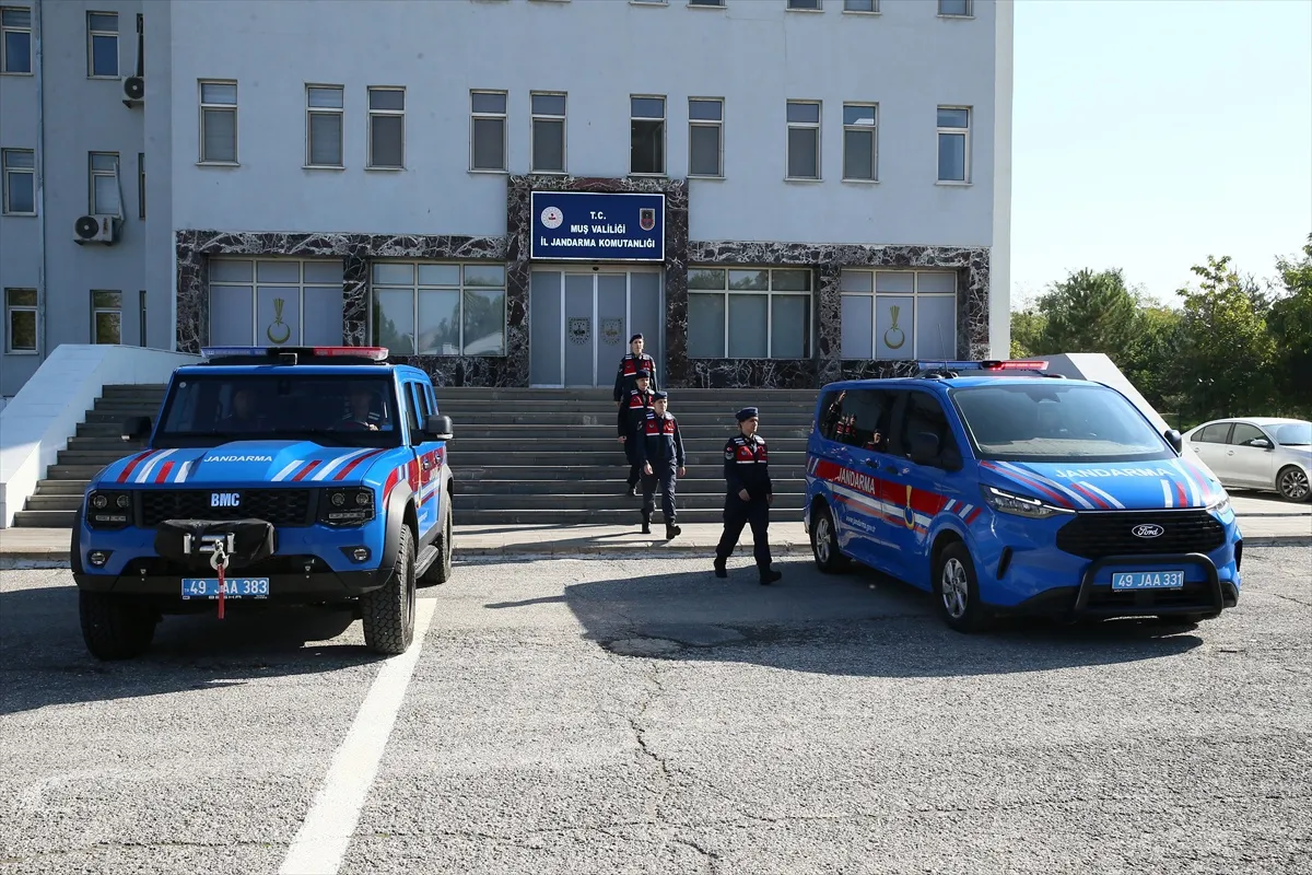 Muş Varto'da jandarma ekipleri köylü kadınlara KADES uygulamasını anlattı