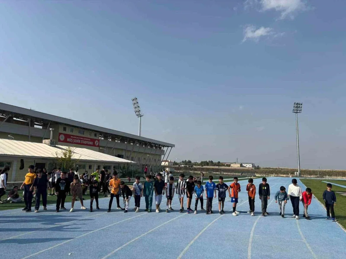 Muşlu genç atletler 1071 Sultan Alparslan Spor Kompleksi'nde ter döküyor