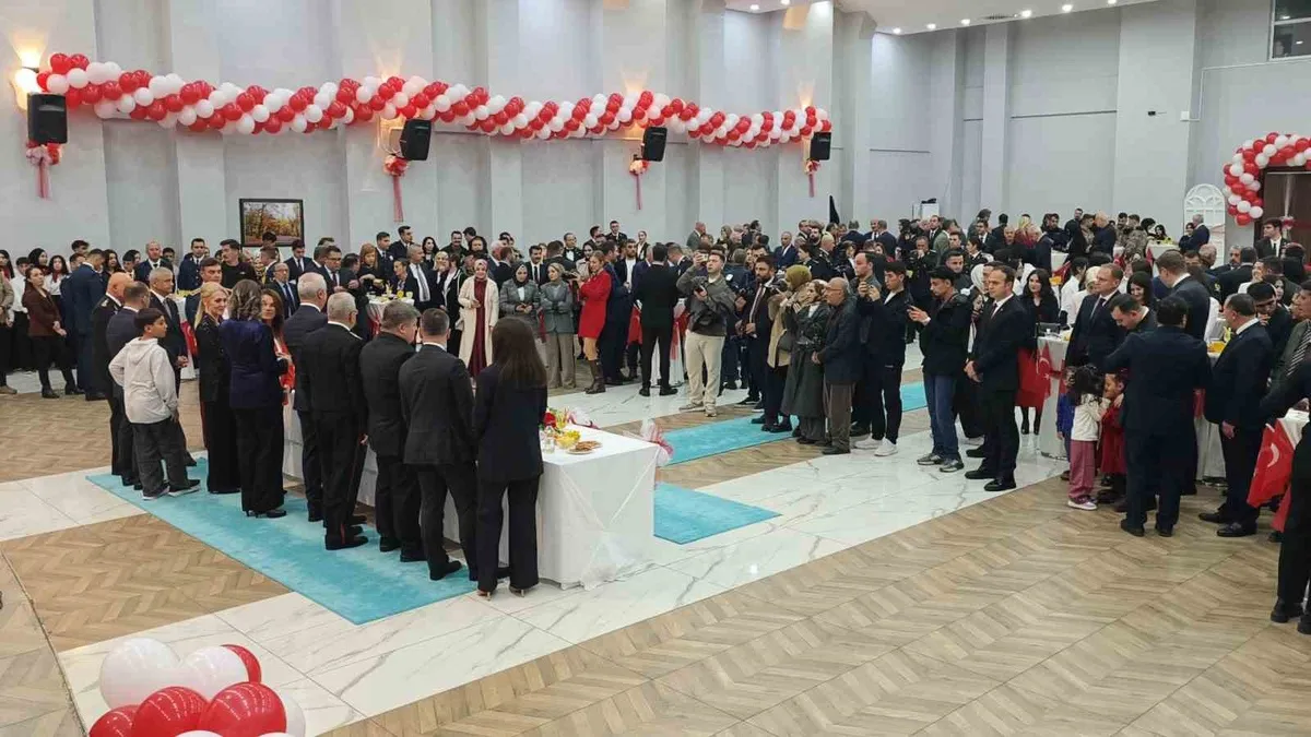 Muş'ta 29 Ekim Cumhuriyet Bayramı'nın 103'üncü yıl dönümü resepsiyonla kutlandı