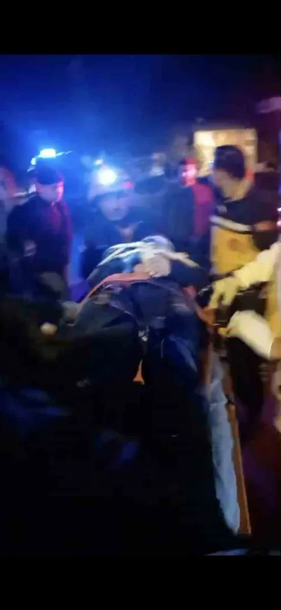 Muş'ta kontrolden çıkan pikap bahçe duvarına çarptı: 6 kişi yaralandı