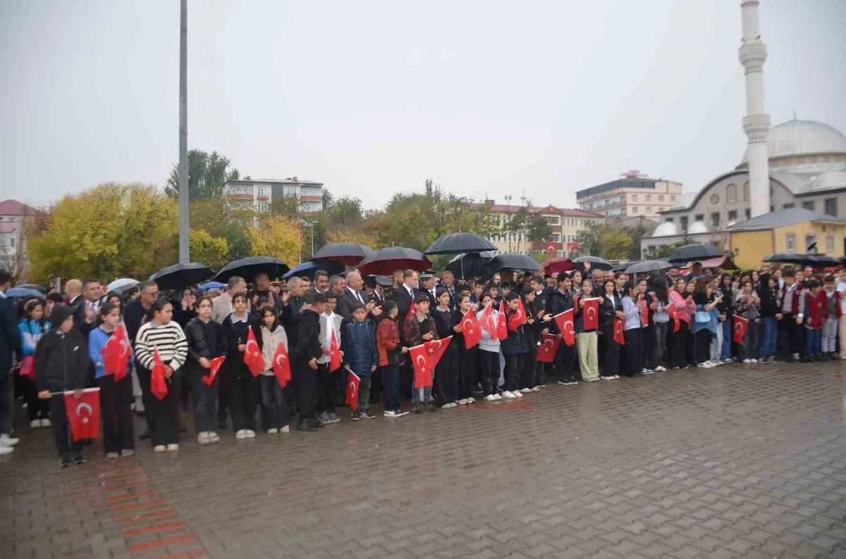 Muş'un Bulanık ilçesinde 200 metrelik dev Türk bayrağıyla yürüyüş yapıldı