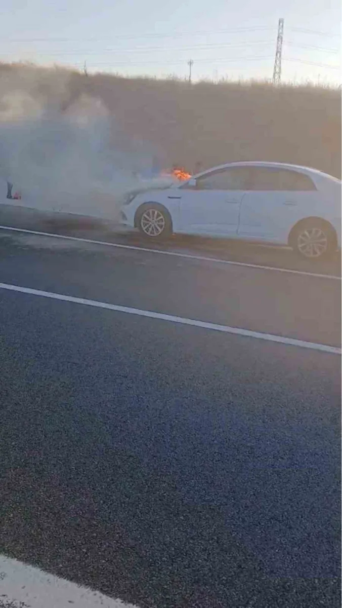 Nevşehir Güney Çevre Yolu'nda seyir halindeki otomobil alevlere teslim oldu