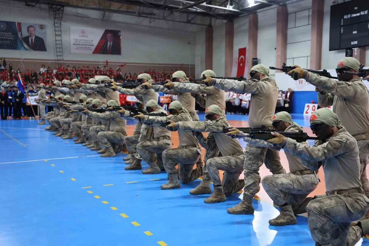 Nevşehir'de 29 Ekim coşkusu: Peribacaları arasında atlı bayrak gösterisi