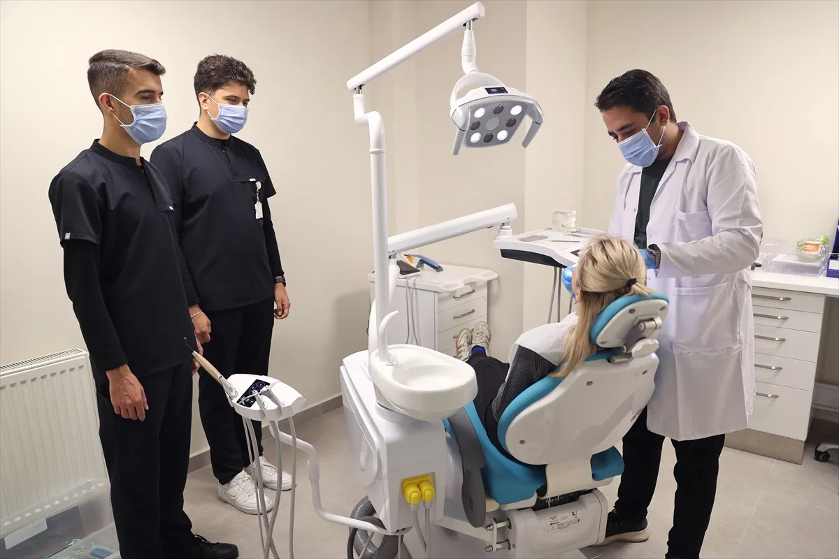 Nevşehir'deki 49 klinikli diş merkezinde öğrenciler uygulamalı eğitim alıyor