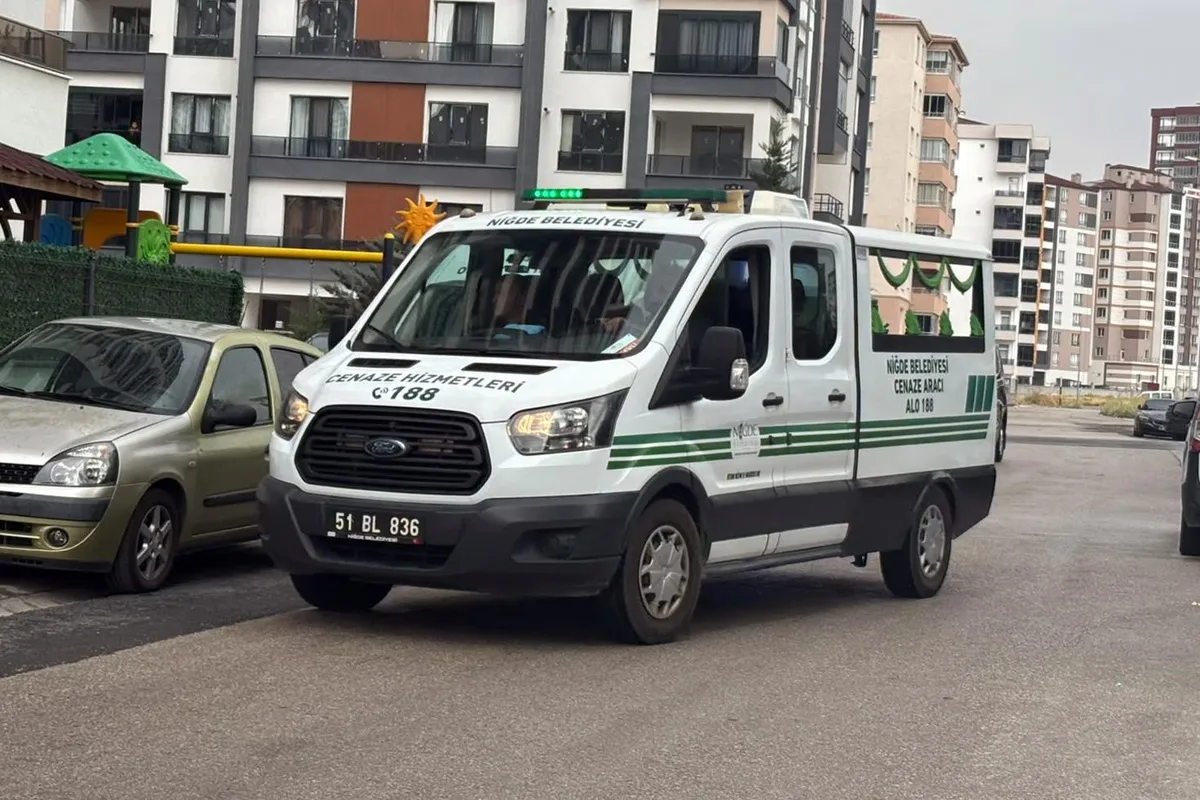 Niğde'de 22 yaşındaki genç kız binanın çatı katında ölü olarak bulundu