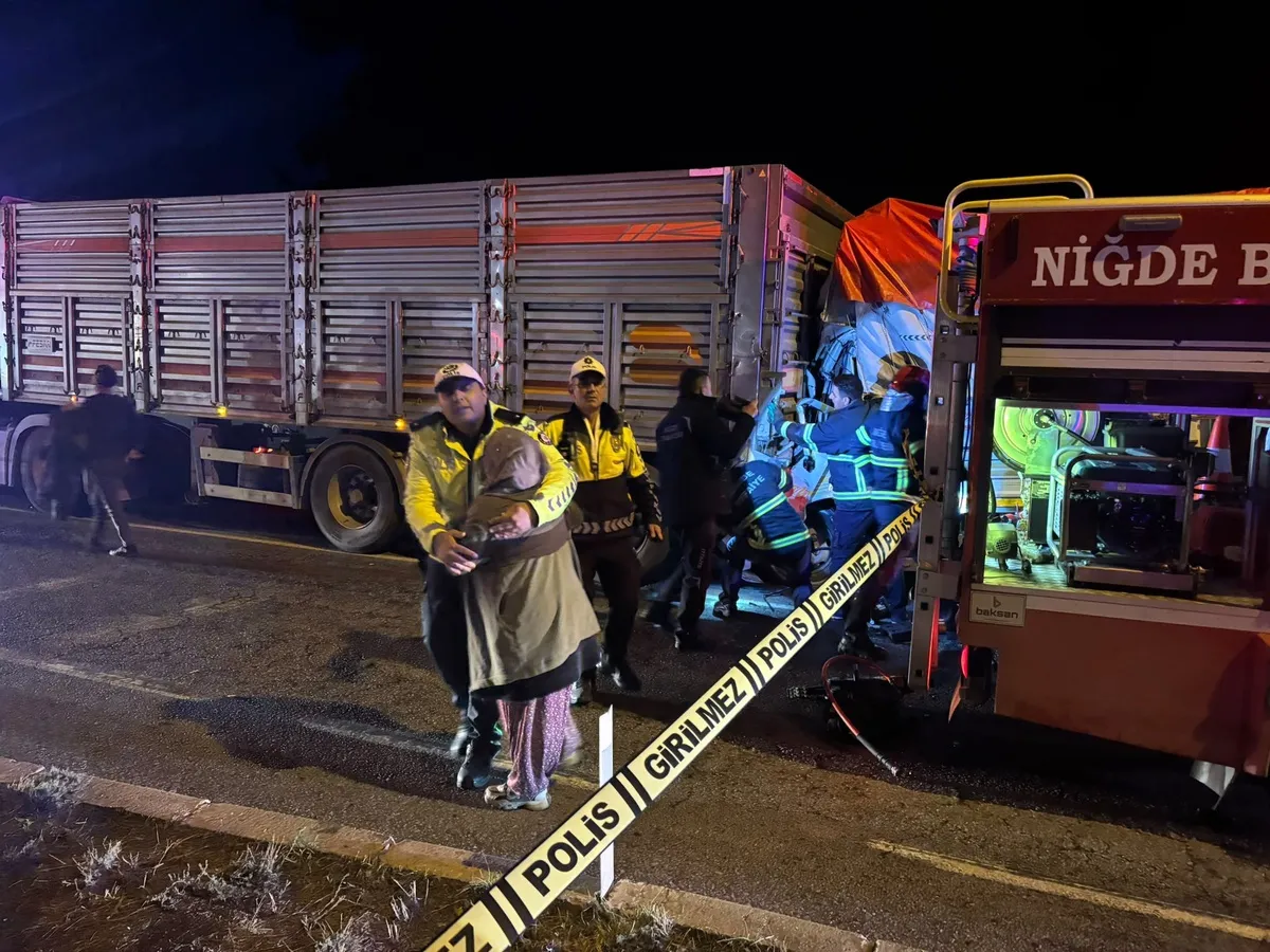 Niğde'de kamyonetin TIR'a çarptığı kazada ağır yaralanan sürücü kurtarıldı