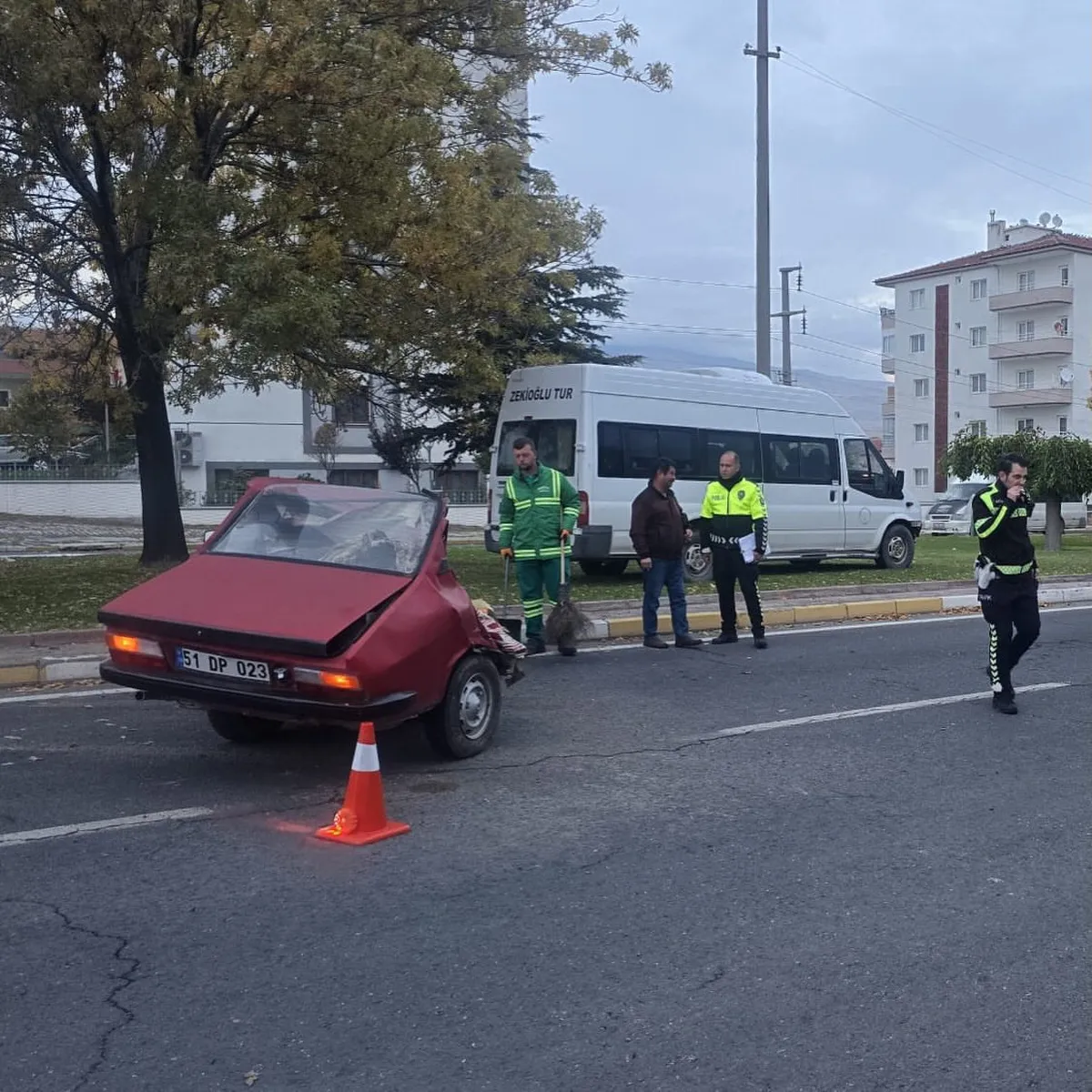 Niğde'de minibüsle çarpışan otomobil ikiye ayrıldı: 1 ağır yaralı