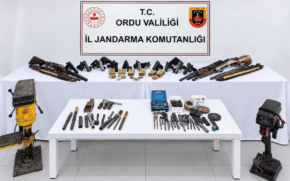 Ordu'nun Ulubey ilçesinde düzenlenen operasyonda 10 ruhsatsız tabanca ele geçirildi