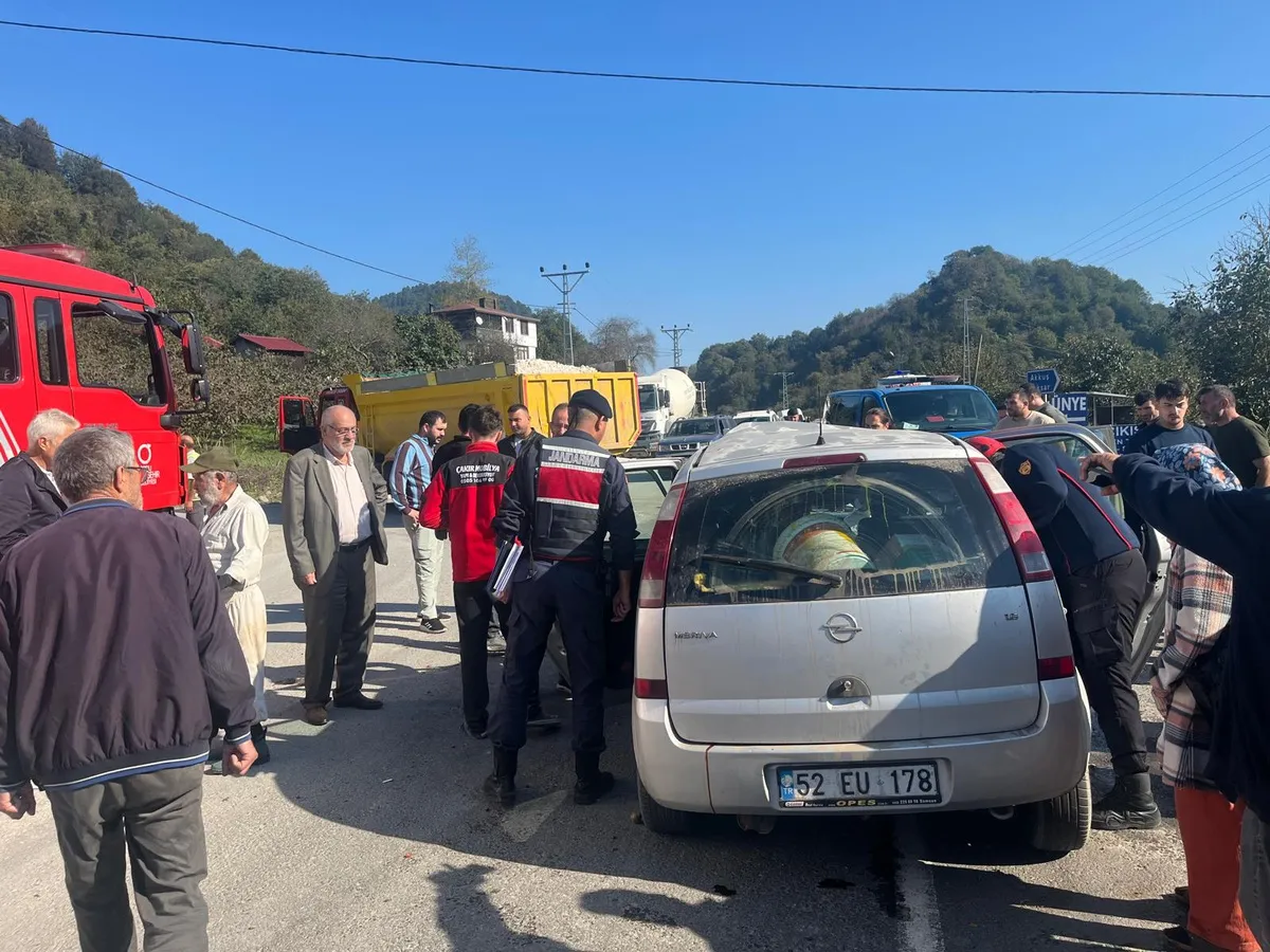 Ordu'nun Ünye ilçesinde otomobil hafriyat kamyonuna çarptı: 1 ağır yaralı