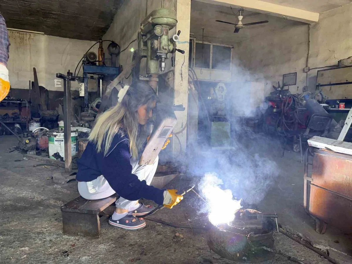 Osmaniye'de sağlık mezunu Buse Yalman baba mesleği tornacılığı sürdürüyor