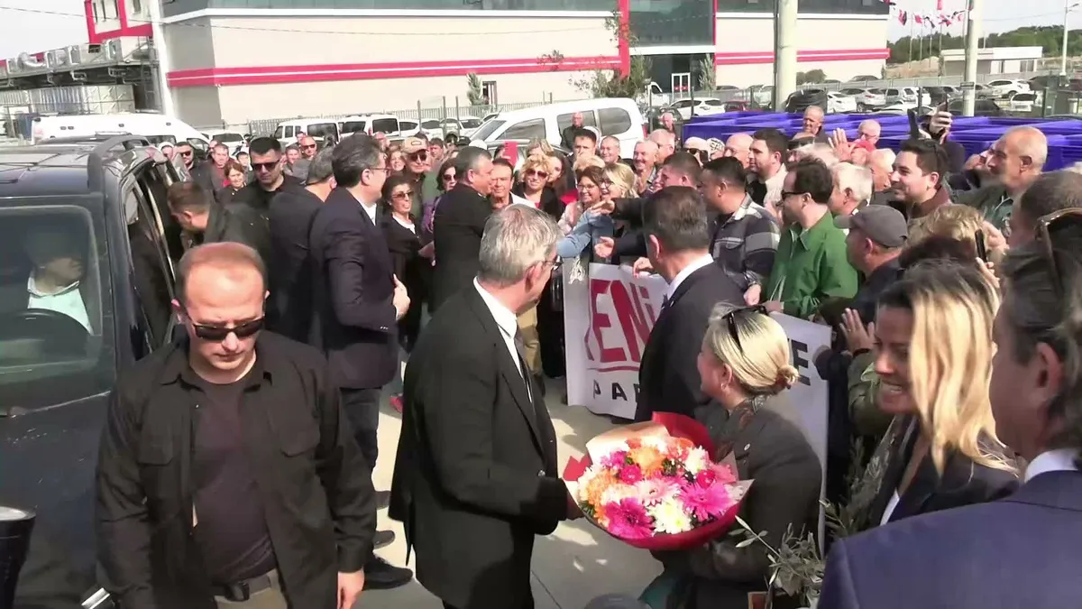 Özgür Özel Balıkesir Burhaniye'de zeytinyağı fabrikasını ziyaret etti