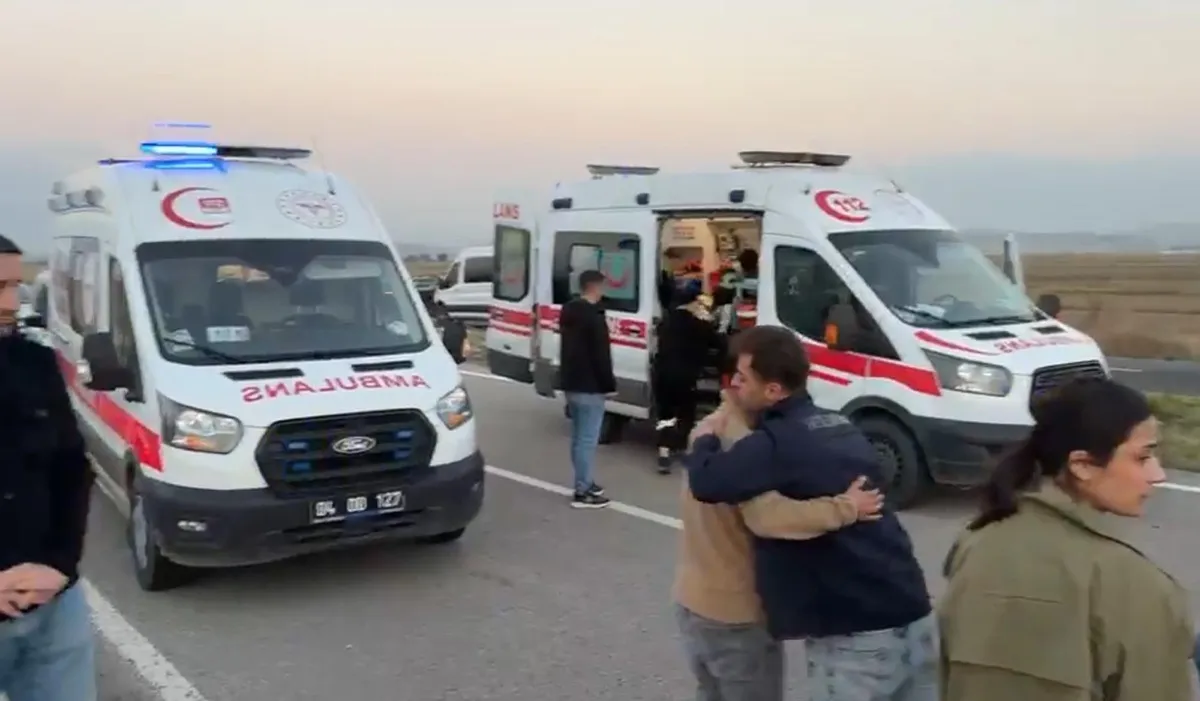 Patnos'ta düğün davetiyesi taşıyan araç kaza yaptı: 3'ü çocuk 6 yaralı