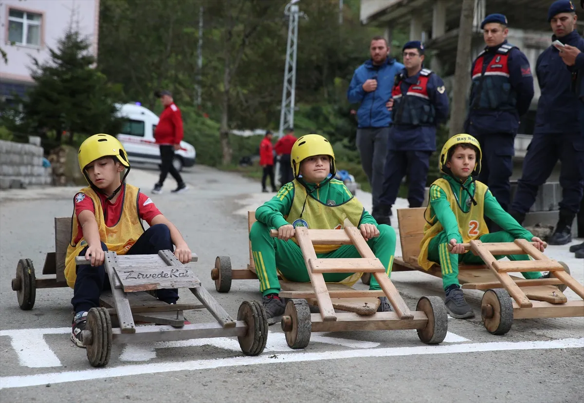 Rize Çamlıhemşin'de 16'ncı Laz Ralli Tahta Araba Yarışları heyecanı yaşandı