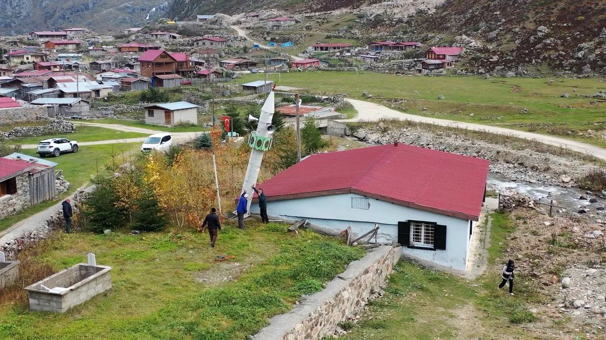 Rize İkizdere'de 7 metrelik minare kış öncesi makaralı sistemle yatırıldı