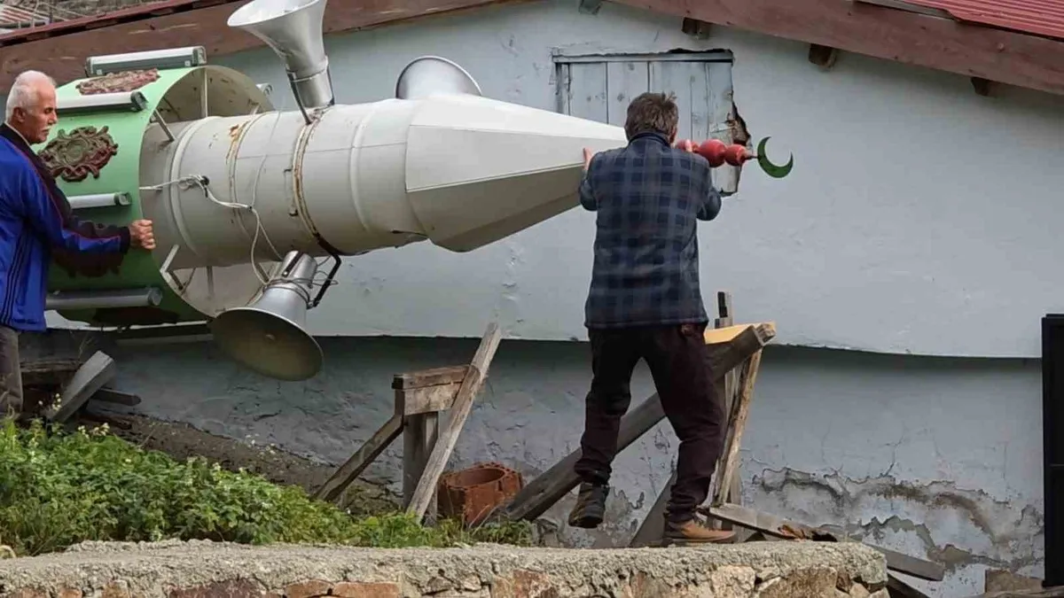 Rize İkizdere'de köylüler çığ tehlikesine karşı minareyi yere yatırdı