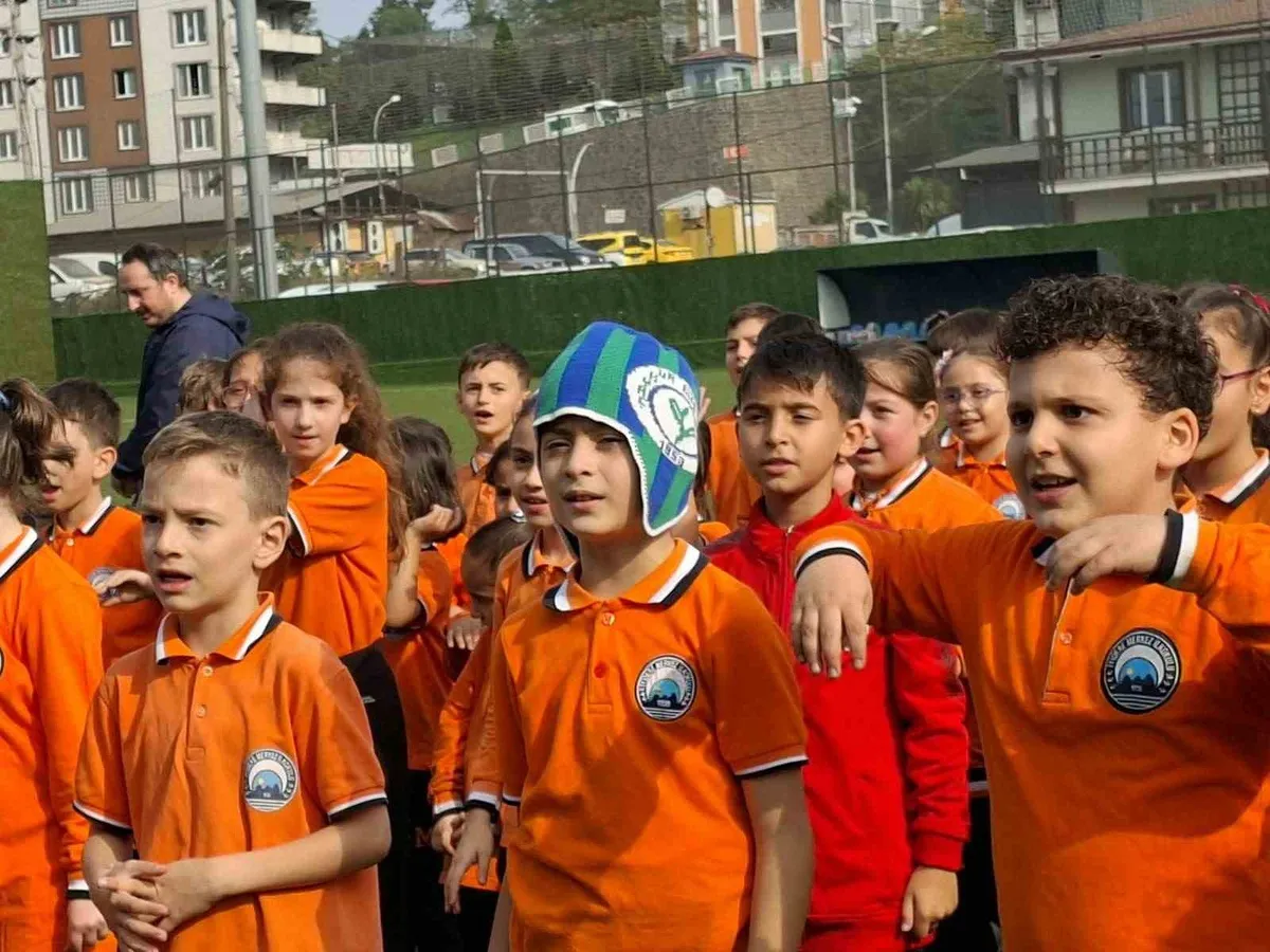 Rize İyidere'de düzenlenen gençlik şöleni minik öğrencileri buluşturdu