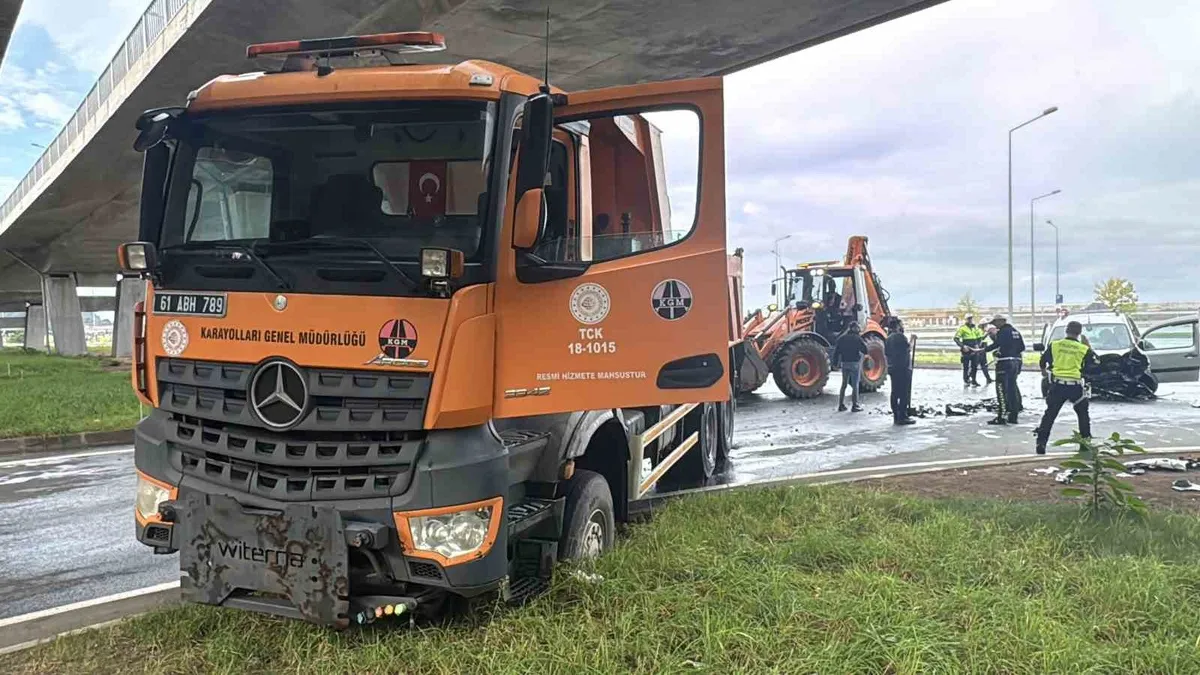 Rize Pazar'da kamyonla otomobil çarpıştı: Baba ve kızı yaralandı