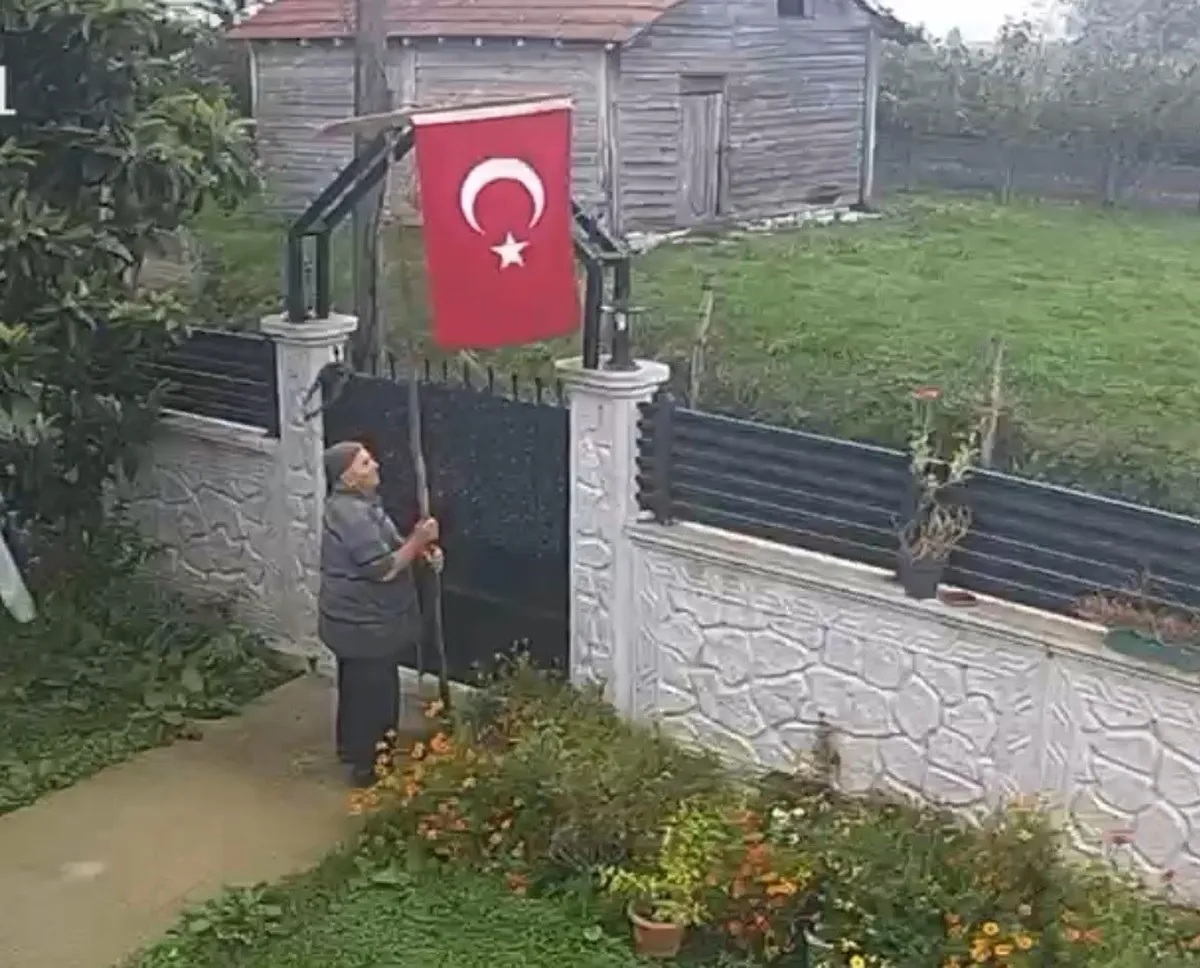 Sakarya Karasu'da 77 yaşındaki vatandaşın 29 Ekim bayrak hassasiyeti