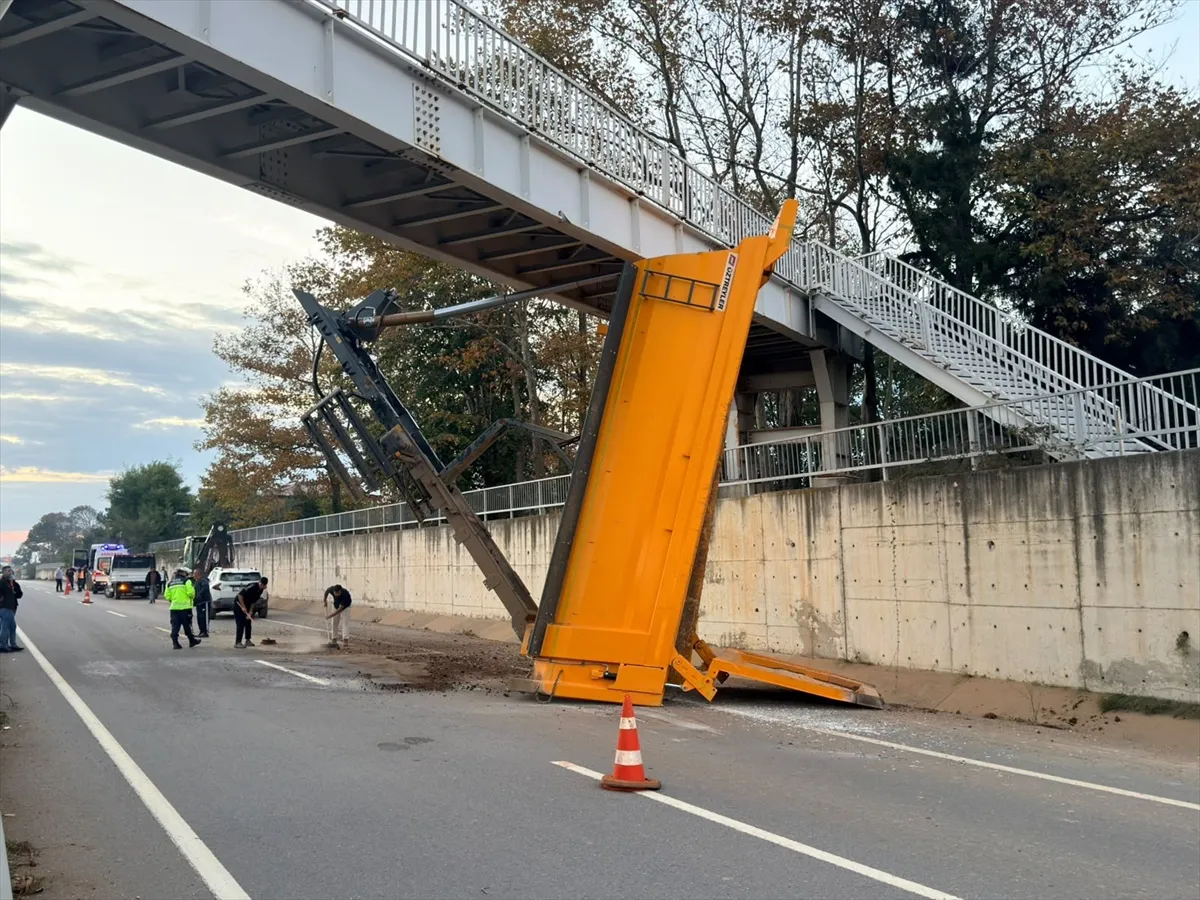 Sakarya'da damperi açık kalan kamyon üst geçide çarptı: 2 kişi ağır yaralandı
