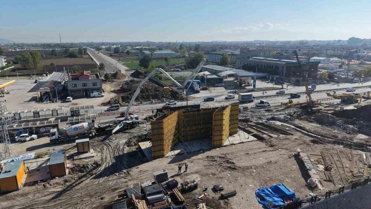 Sakarya'da Kuzey Köprüsü projesinde ilk köprü ayağının beton dökümü yapıldı