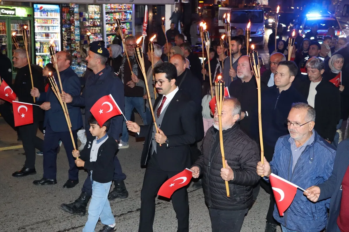 Sakarya'nın Ferizli ilçesinde Cumhuriyet'in 103. yılı için fener alayı yapıldı