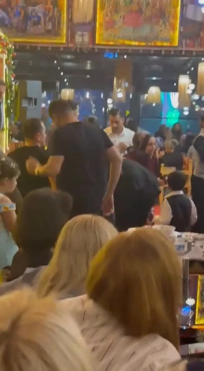 Sanatçı Hakkı Bulut Beylikdüzü'nde konser sırasında rahatsızlanarak hastaneye kaldırıldı