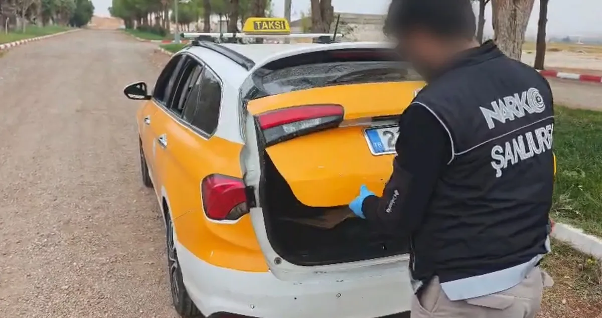 Şanlıurfa'da bir ticari takside yapılan aramada 2 kilo 100 gram skunk yakalandı