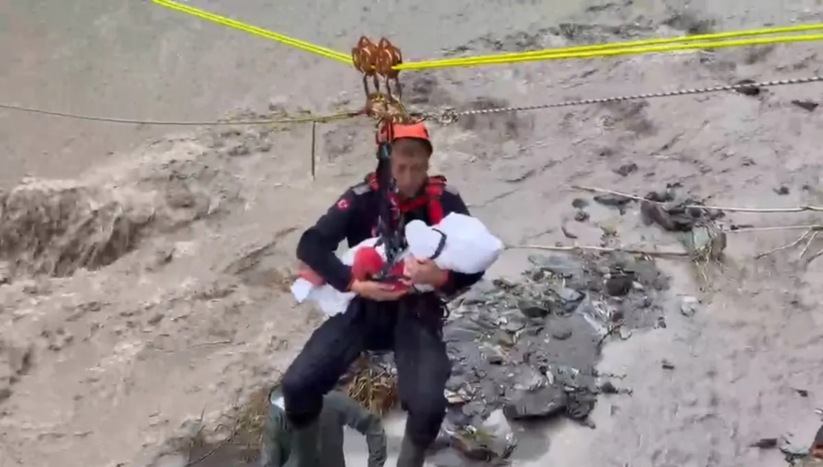 Sapanca'da selde mahsur kalan bebeği kurtaran AFAD görevlisinden duygusal anlar
