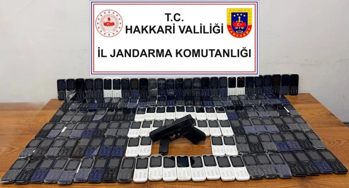 Şemdinli'de düzenlenen operasyonda kaçak telefon ve ruhsatsız tabanca yakalandı