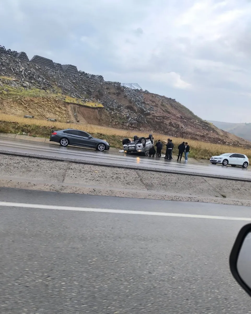 Siirt-Kurtalan kara yolunda otomobil takla attı: 2 kişi yaralandı